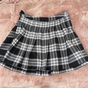 Pleated black and white skirt